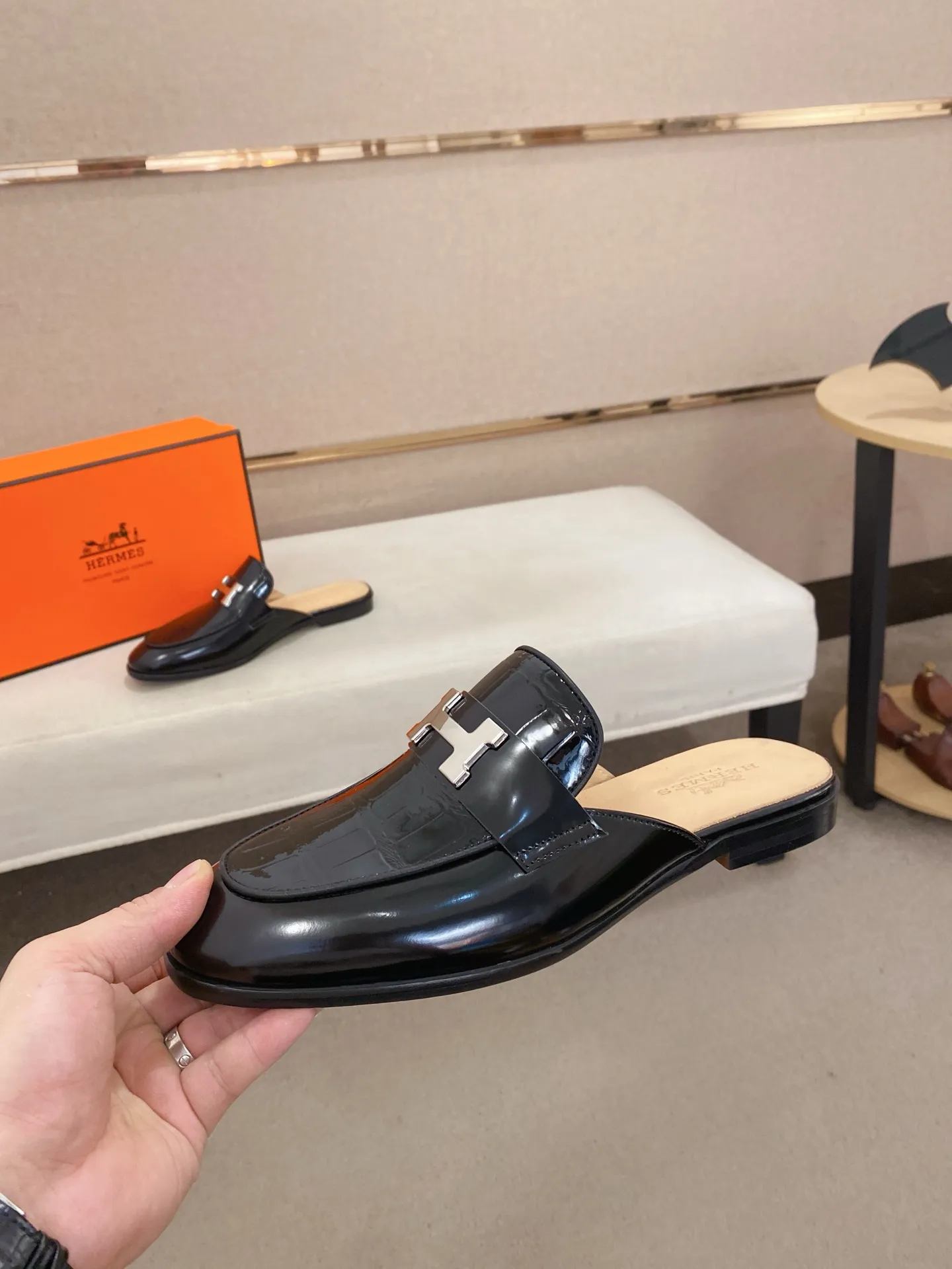 Men's clothing and shoes💰: 500💰《HERMES》【Classic original single version】Hermès half-drag; top 🔝purchasing agent🔍🔍 latest 🇺🇸 counter sale simultaneously, original ▲▲cowhide imported from Italy ▲▲Exquisite workmanship (Italian 🇮🇹Imported water-dyed 🐂cowhide lining) sole: original sole provided by the original factory, ⚠️exclusive double-layer activity·TPR·rubber·combined molded outsole; Yardage: 38-44. Can be customized45